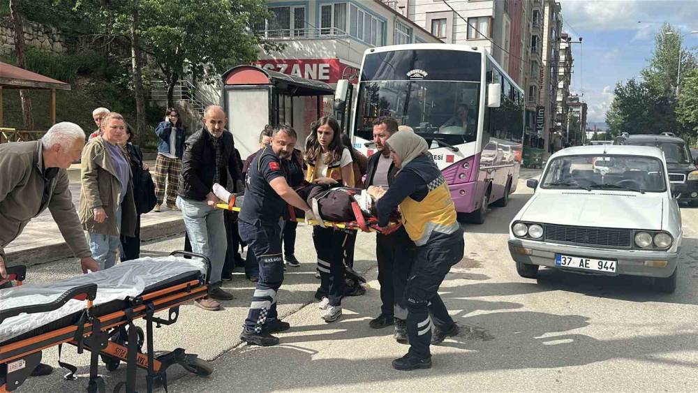 Otomobilin &ccedil;arptığı kadın yaralandı
