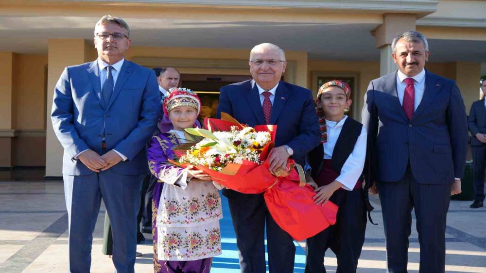 Milli Savunma Bakanı G&uuml;ler Edirne&rsquo;de
