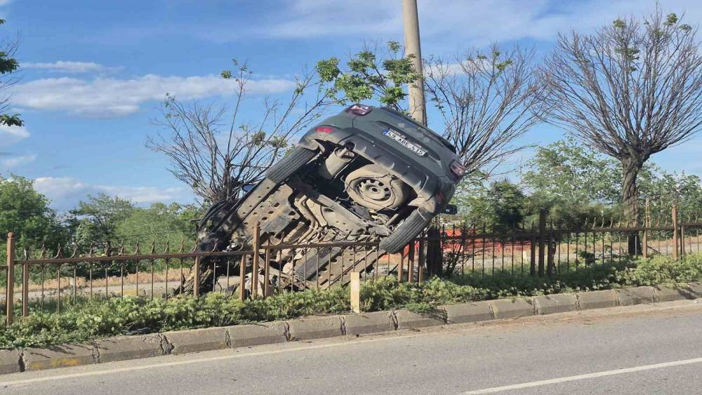 Muş&rsquo;ta takla atan ara&ccedil; ref&uuml;jdeki demirlere saplandı: 1 yaralı
