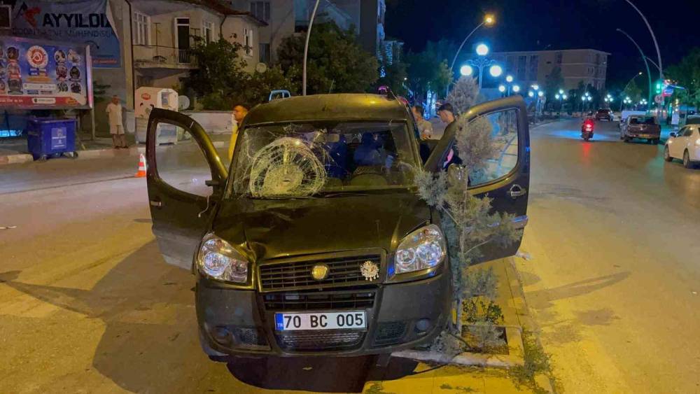Hafif ticari aracın &ccedil;arptığı belediye iş&ccedil;isi ağır yaralandı

