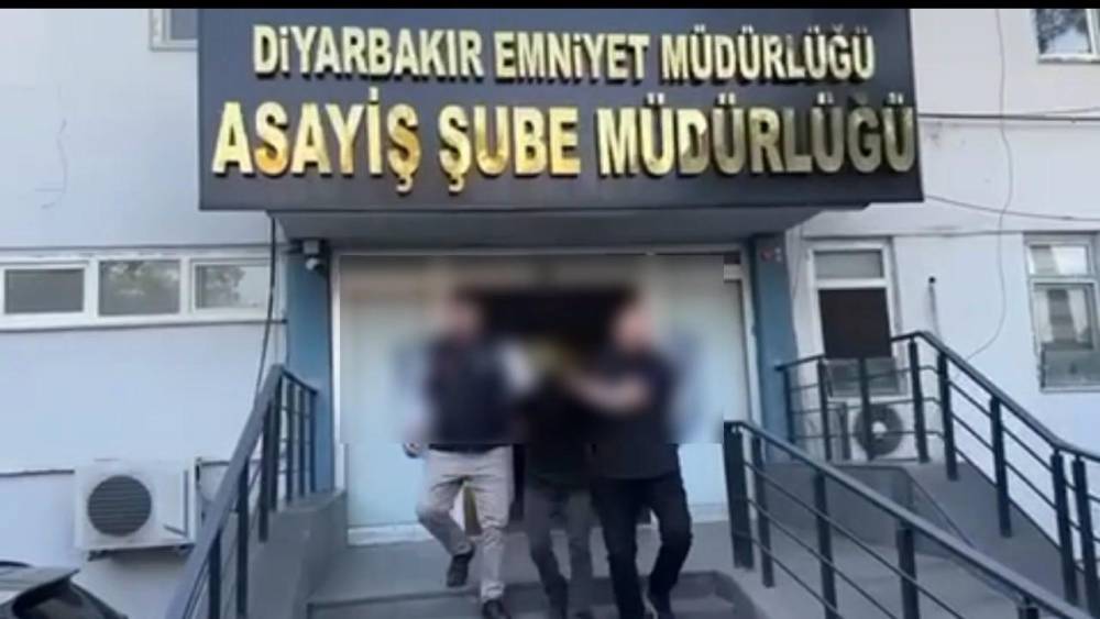 Diyarbakır&rsquo;da Yapı Kredi ATM&rsquo;si ve bazı iş yerlerini kurşunlayan 3 ş&uuml;pheli yakalandı
