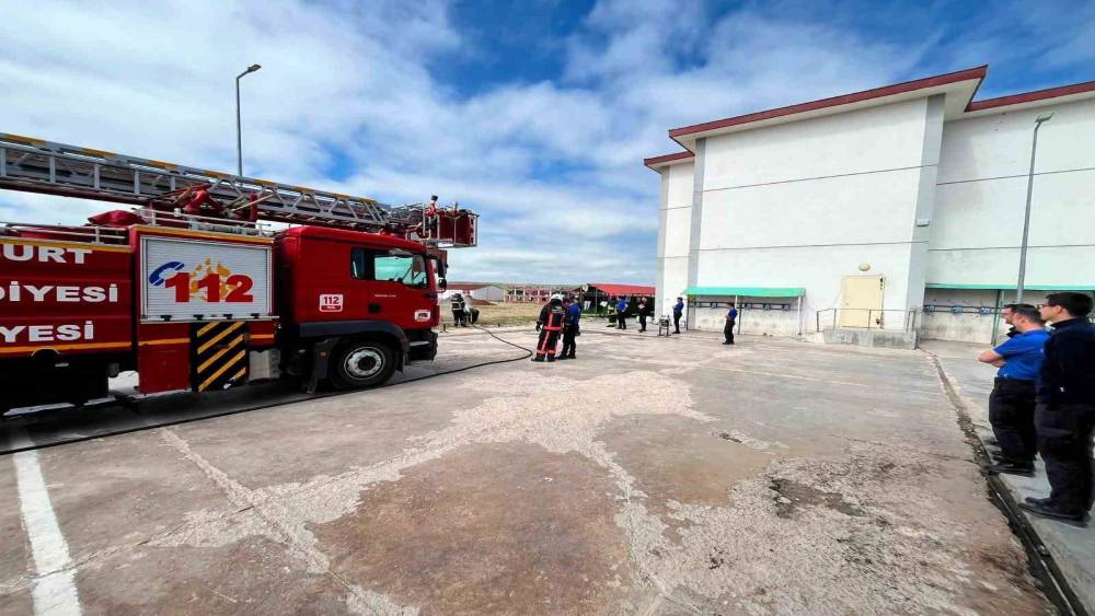 Bayburt A&ccedil;ık Ceza İnfaz Kurumunda yangın tatbikatı yapıldı
