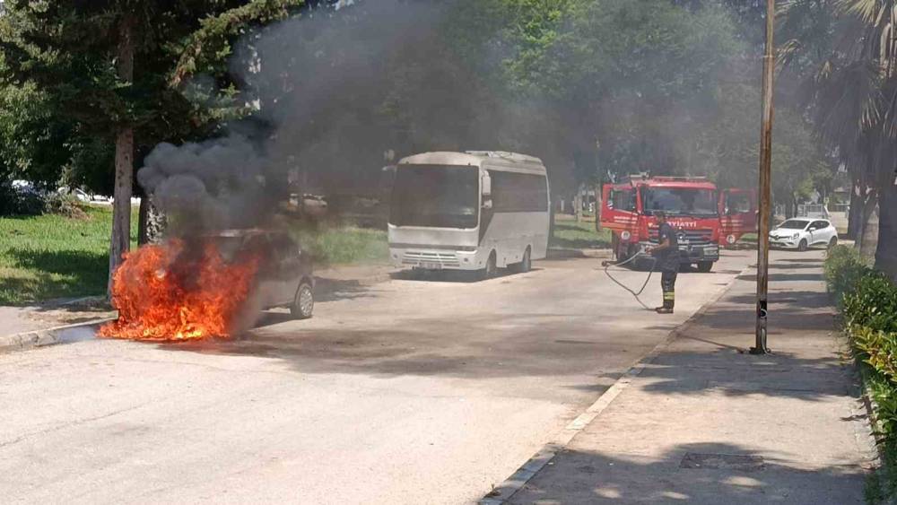 Park halinde yanan otomobil kullanılmaz hale geldi
