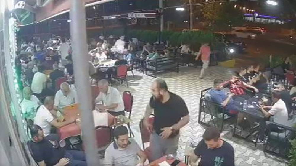 Diyarbakır&rsquo;da aracın yayaya &ccedil;arpma anı g&uuml;venlik kamerasına yansıdı
