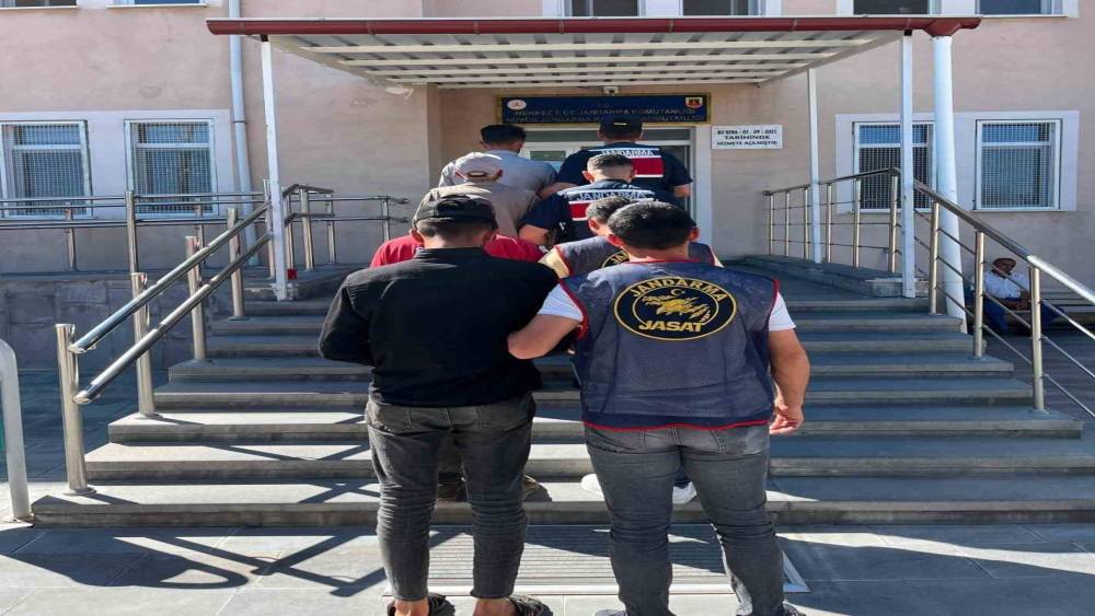 Niğde&rsquo;de 8,5 ton g&uuml;breyi r&ouml;morkla birlikte &ccedil;alanlar yakalandı
