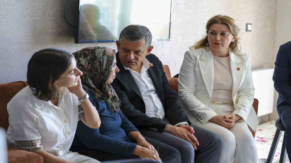 CHP Grup Başkanı &Ouml;zel, Diyarbakır&rsquo;da G&uuml;listan Doku&rsquo;nun ailesiyle g&ouml;r&uuml;şt&uuml;
