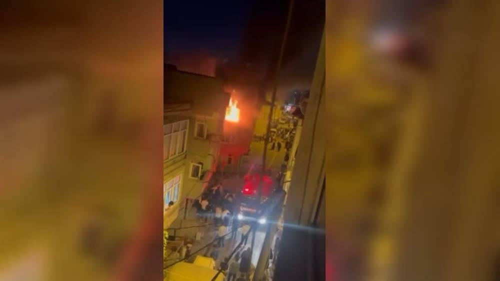 K&uuml;&ccedil;&uuml;k&ccedil;ekmece&rsquo;de metruk binada yangın paniği
