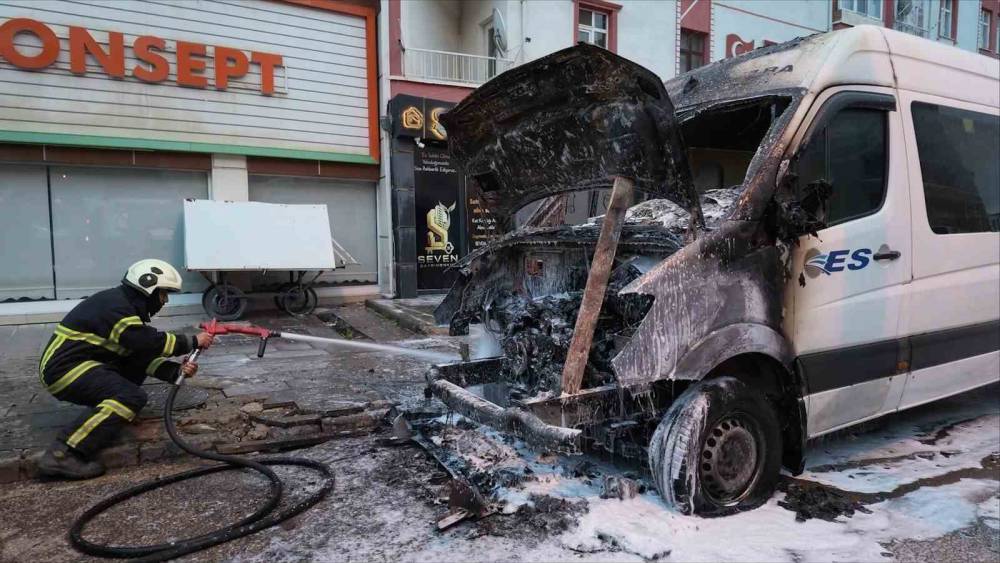 Park halindeki minib&uuml;ste yangın &ccedil;ıktı
