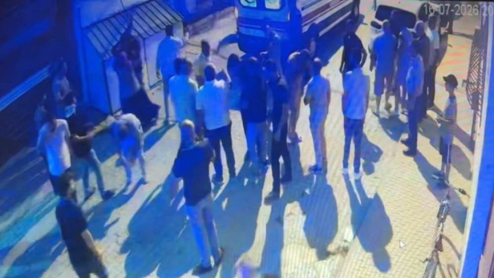 Eskişehir&rsquo;de 2&rsquo;si polis 9 kişinin yaralandığı kavganın g&ouml;r&uuml;nt&uuml;leri ortaya &ccedil;ıktı
