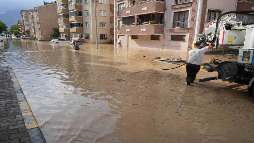 Selin vurduğu Cide il&ccedil;esinde ekiplerin su tahliye &ccedil;alışması s&uuml;r&uuml;yor
