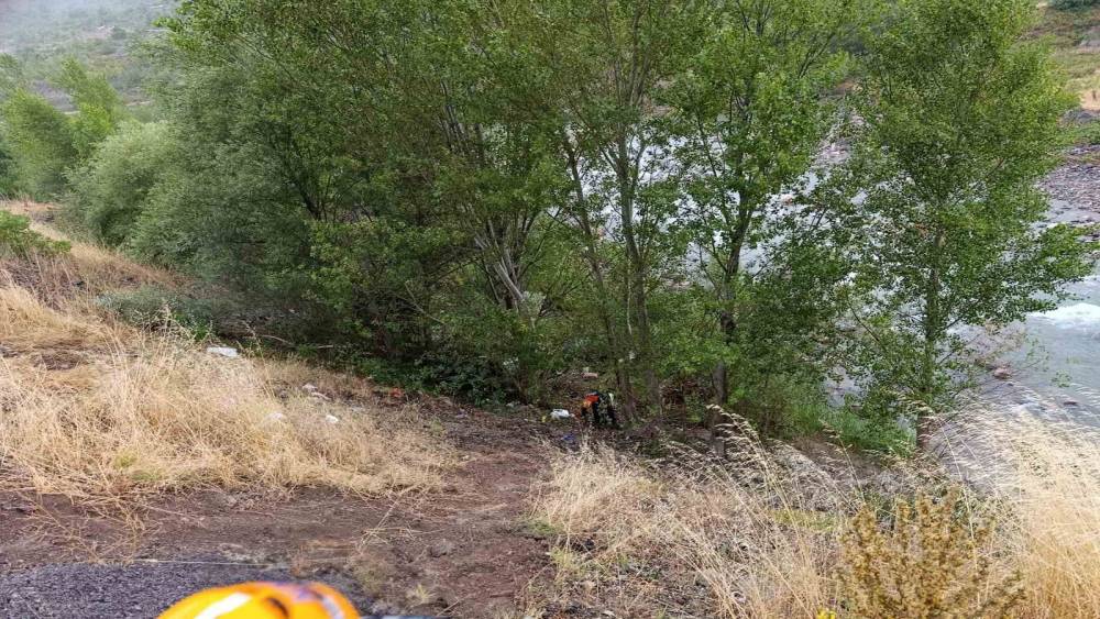 Sivas&rsquo;ta otomobil dereye u&ccedil;tu: 1 &ccedil;ocuk hayatını kaybetti, 4 kişi yaralandı

