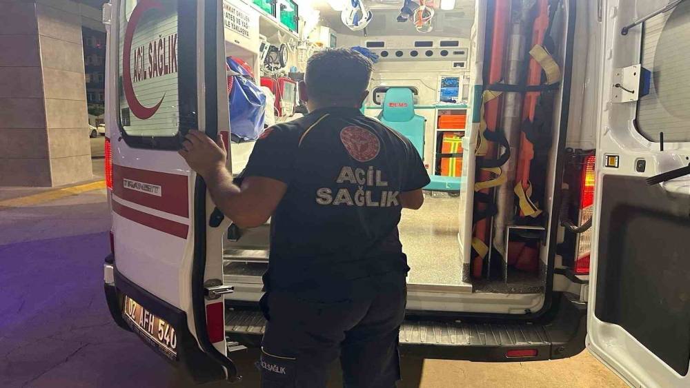Arının soktuğu kişi yaşam m&uuml;cadelesi veriyor
