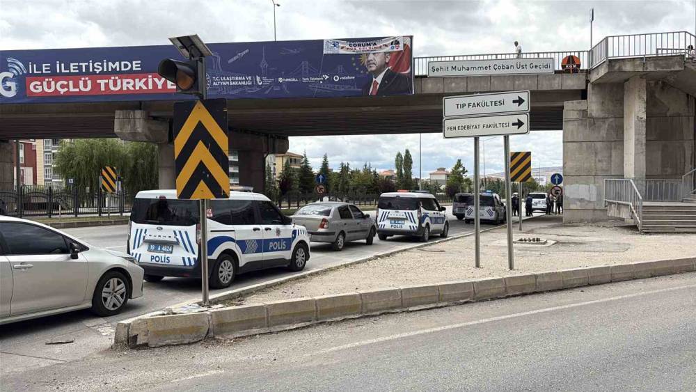 &Ccedil;orum&rsquo;da &uuml;st ge&ccedil;itten atlayan kadın yaralandı
