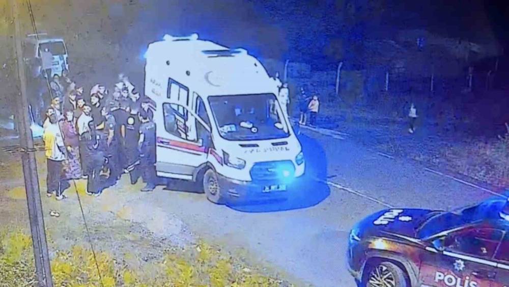 Arnavutk&ouml;y&rsquo;de cinayet gibi kaza kamerada: &Ouml;nce &ccedil;arptı, ardından &uuml;zerinden ge&ccedil;ip ka&ccedil;tı
