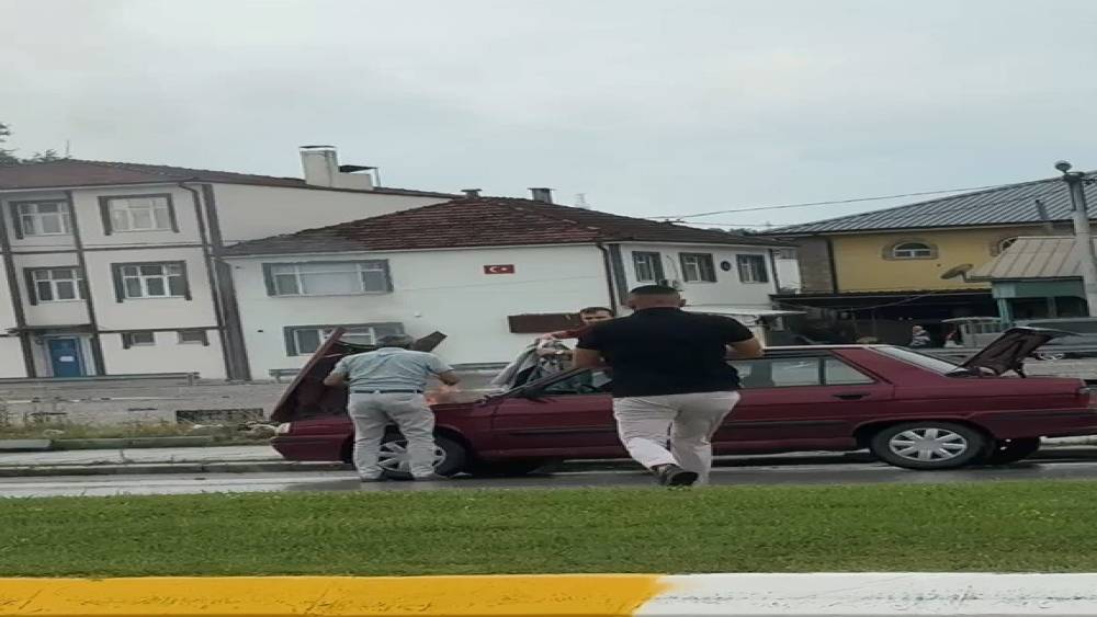 Dumanların y&uuml;kseldiği otomobile duyarlı s&uuml;r&uuml;c&uuml; m&uuml;dahale etti
