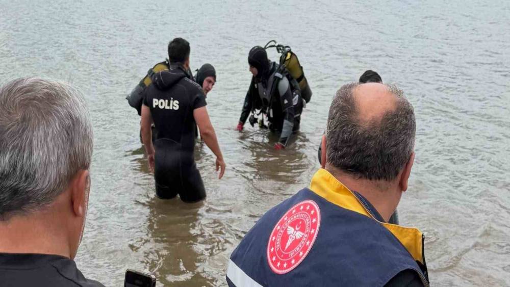 Oltasını d&uuml;ş&uuml;rd&uuml;ğ&uuml; g&ouml;lette boğularak hayatını kaybetti

