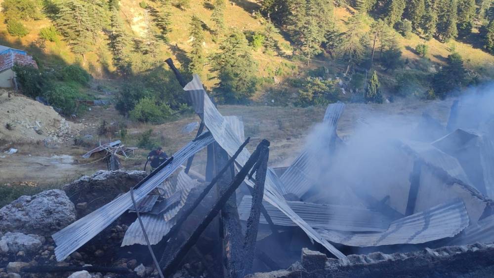 Osmaniye&rsquo;de samanlık yangını b&uuml;y&uuml;meden s&ouml;nd&uuml;r&uuml;ld&uuml;
