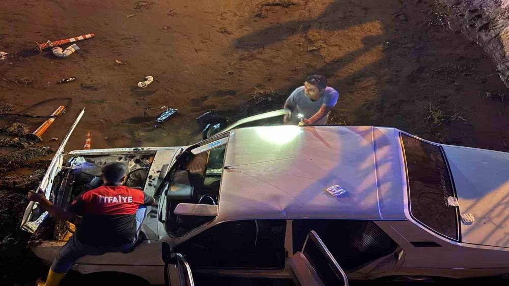 Osmaniye&rsquo;de otomobil k&ouml;pr&uuml;den kanala d&uuml;şt&uuml;: 4 yaralı
