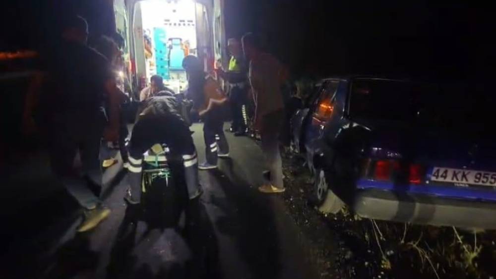 Malatya&rsquo;da lastiği patlayan otomobil ref&uuml;je &ccedil;arptı: 1 yaralı
