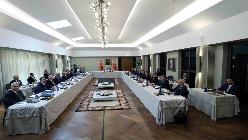 Bakan Kacır: "T&uuml;rk milleti bug&uuml;n de insanlık değerlerinin sancaktarlığını en kuvvetli şekilde icra ediyor"
