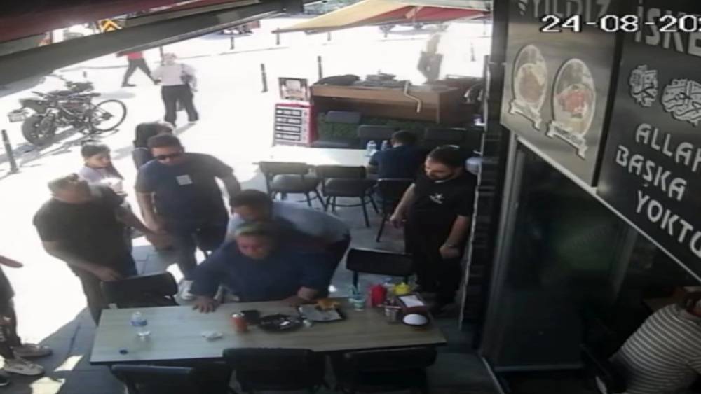 Nefes borusuna ekmek par&ccedil;ası ka&ccedil;an kadını, polis Heimlich manevrasıyla kurtardı
