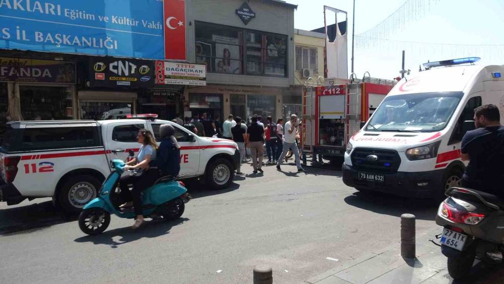 Kilis&rsquo;te tatlıcı d&uuml;kkanında yangın paniği
