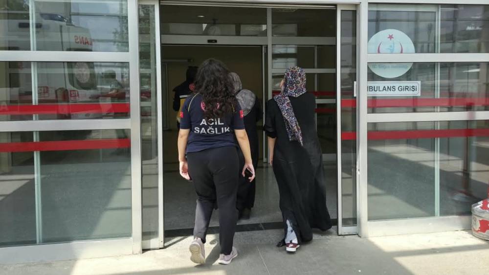 Motosiklet yayalara &ccedil;arptı: 2 yaralı
