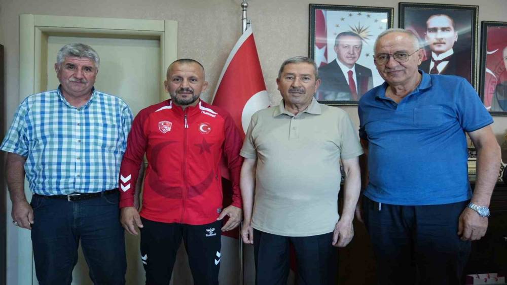 Darende Belediye Başkanı Bozkurt, d&uuml;nya şampiyonu Semih &Ouml;zdemir&rsquo;i ağırladı
