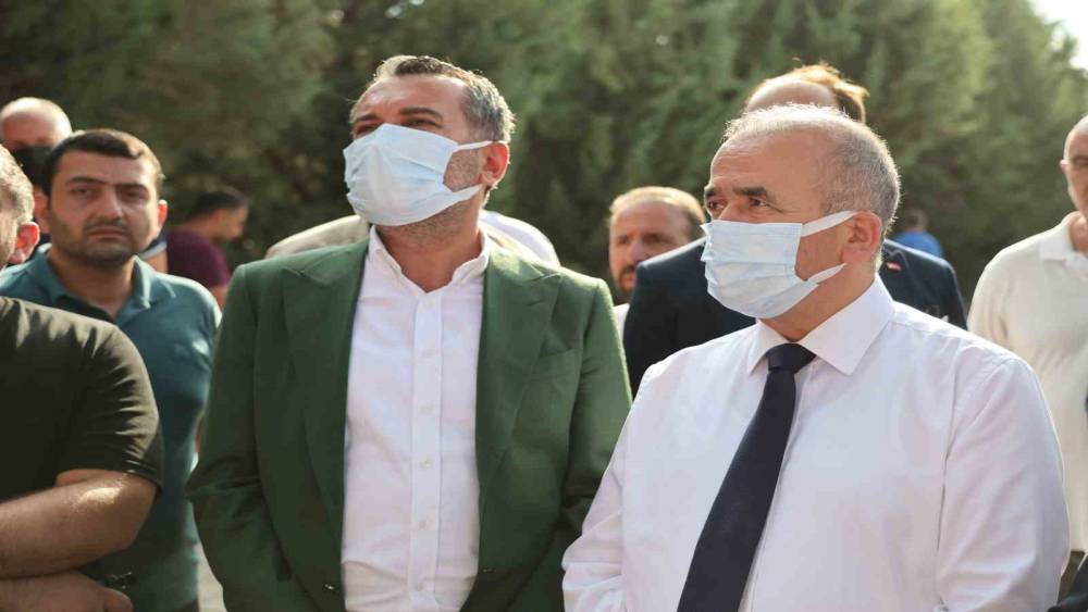 Vali Hatipoğlu yangın b&ouml;lgesinde: "İlk tespitlere g&ouml;re 5 iş&ccedil;imiz hafif d&uuml;zeyde yaralandı"
