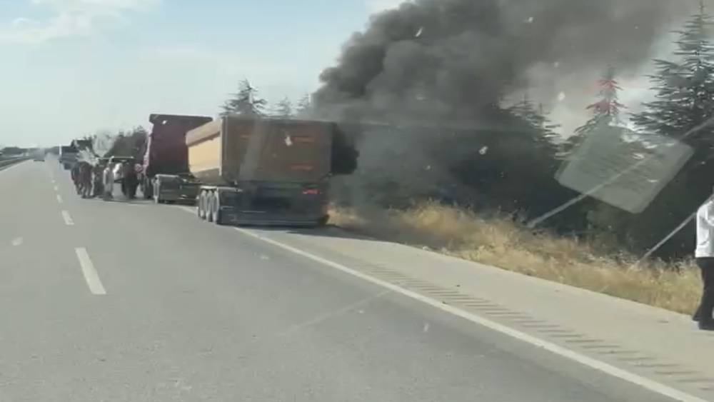 Sivrihisar&rsquo;da seyir halindeki tırın dorse lastiği tutuştu
