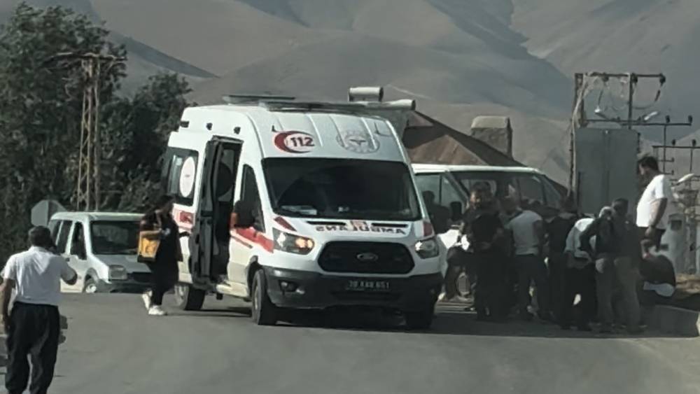 Y&uuml;ksekova&rsquo;da iki ara&ccedil; &ccedil;arpıştı: 4 yaralı
