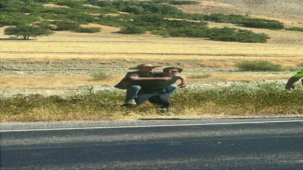 Ara&ccedil; dere yatağına savruldu, yaralının yardımına &ccedil;evredekiler koştu
