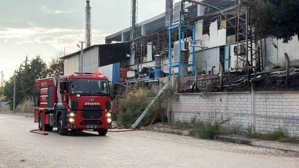 Elazığ&rsquo;da yalıtım fabrikasında &ccedil;ıkan yangın 3,5 saatlik &ccedil;alışmayla s&ouml;nd&uuml;r&uuml;ld&uuml;
