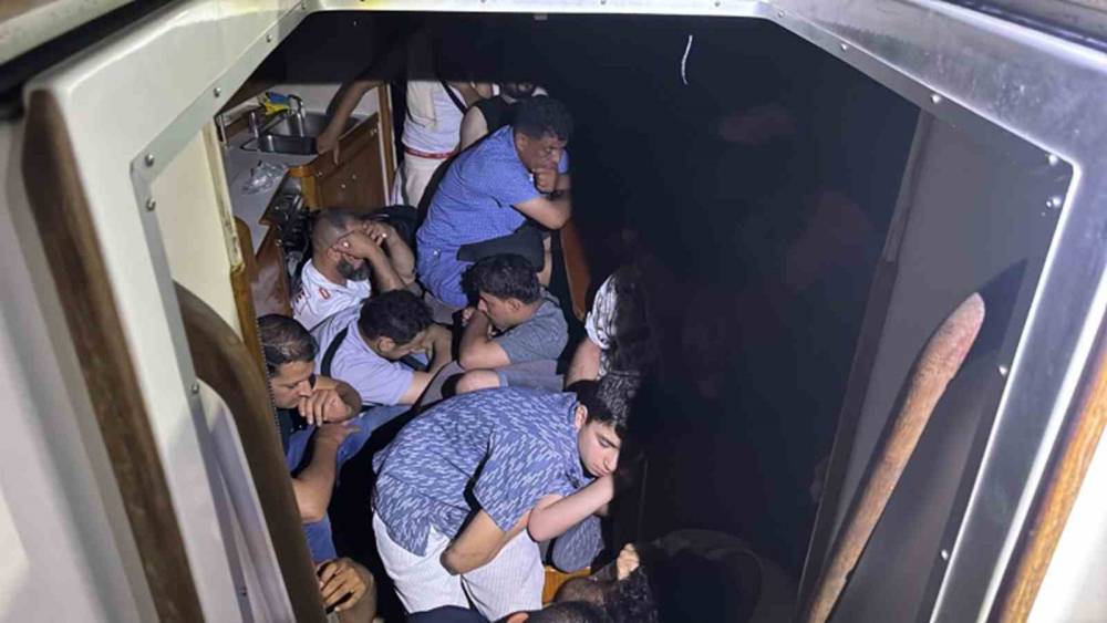G&ouml;kova K&ouml;rfezinde yelkenli teknede 40 d&uuml;zensiz g&ouml;&ccedil;men ve 2 g&ouml;&ccedil;men ka&ccedil;ak&ccedil;ısı yakalandı
