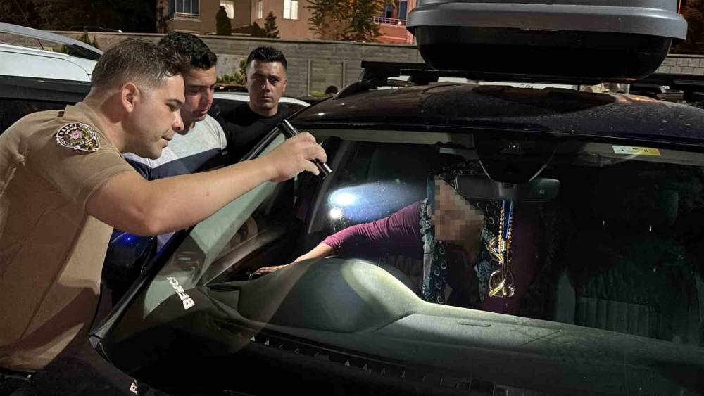 Yaşlı kadın ara&ccedil;ta kilitli kaldı: Ekipler ve vatandaşlar seferber oldu
