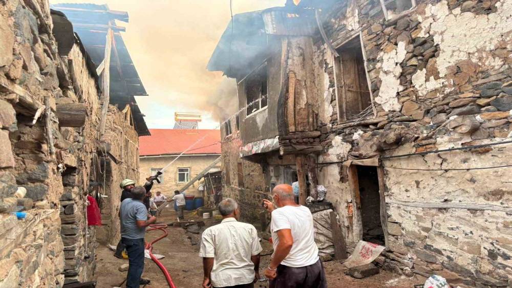 Kemaliye Kışlacık k&ouml;y&uuml;nde yangın: 8 ev zarar g&ouml;rd&uuml;
