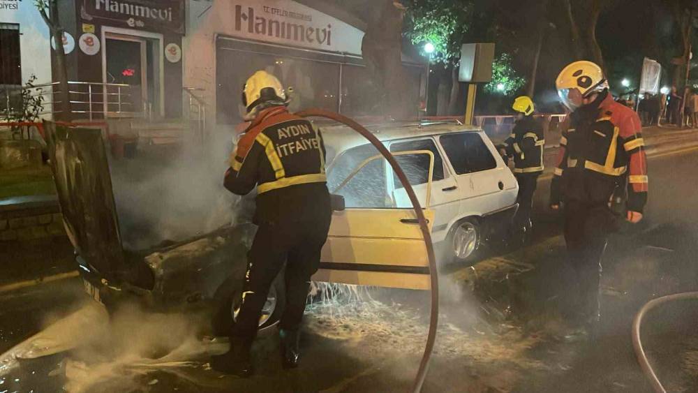 Seyir halindeyken alev alan otomobil, kullanılamaz hale geldi
