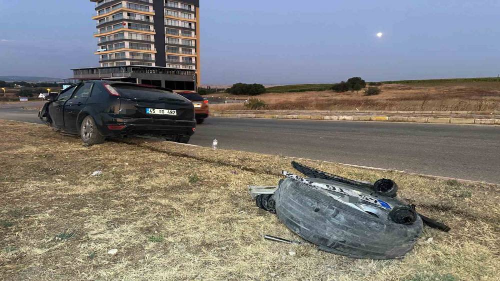 Uşak&rsquo;ta otomobil ref&uuml;je &ccedil;ıktı: 2 yaralı
