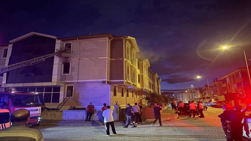 Erzincan&rsquo;da apartman dairesinde yangın paniğe neden oldu
