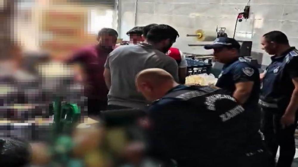 Gaziantep&rsquo;te bozulmuş, tarihi ge&ccedil;miş ve değiştirilmiş 2 kamyon cips ve şekerleme ele ge&ccedil;irildi
