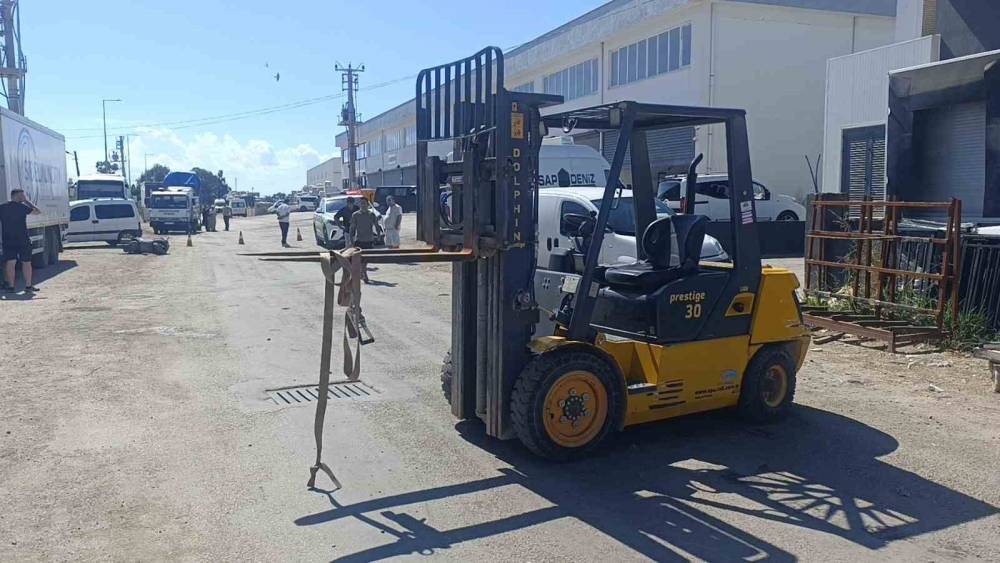 Forkliftin vin&ccedil; demirine başını &ccedil;arpan motosiklet s&uuml;r&uuml;c&uuml;s&uuml; kaldırıldığı hastanede &ouml;ld&uuml;
