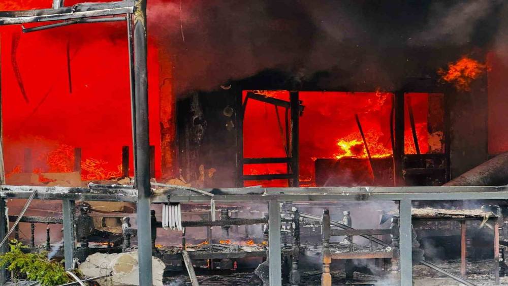 Sakarya&rsquo;da restoran alevlere teslim oldu, &ccedil;ok sayıda ekip sevk edildi

