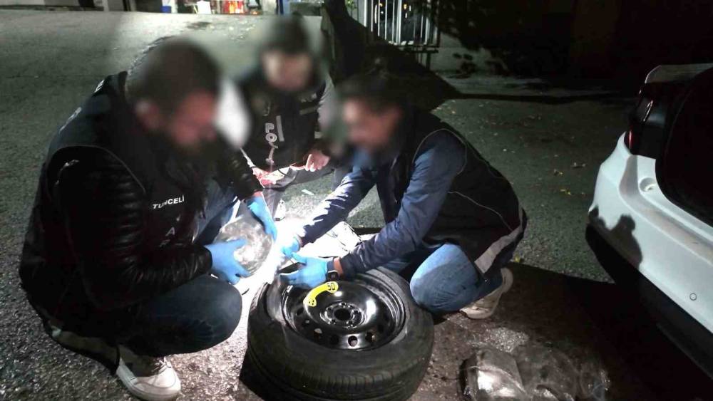 Stepneye zulalanmış uyuşturucu ele geçirdi: 2 gözaltı
