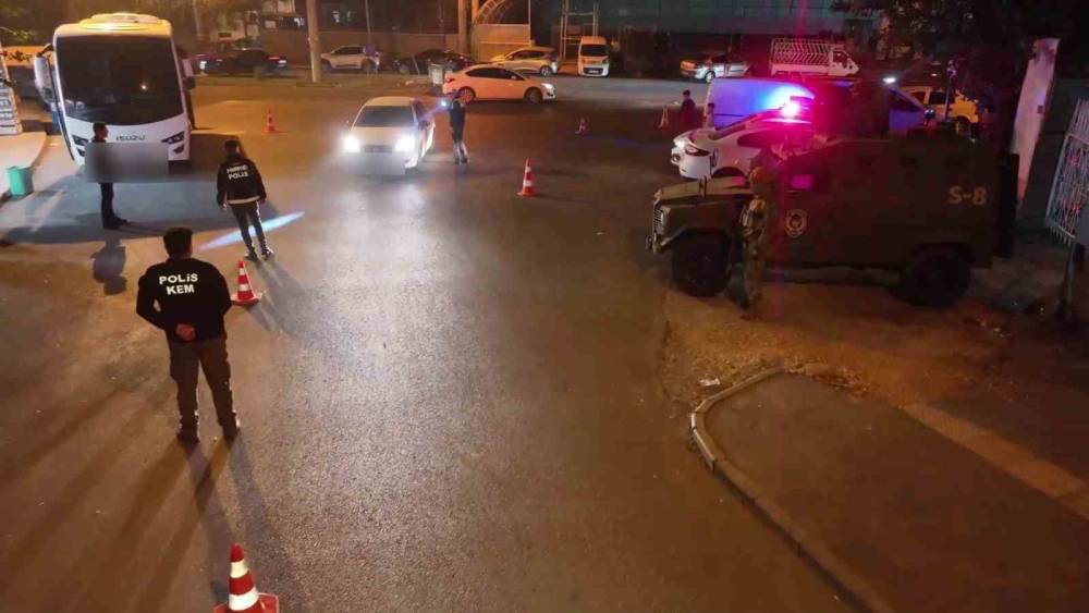 Diyarbakır&rsquo;da asayiş uygulamaları: Uyuşturucuyu buğday torbalarında gizlemişler

