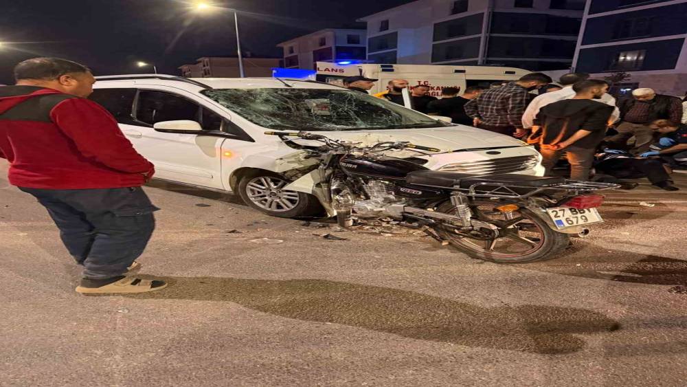 Hafif ticari ara&ccedil; ile motosiklet &ccedil;arpıştı: 1 yaralı
