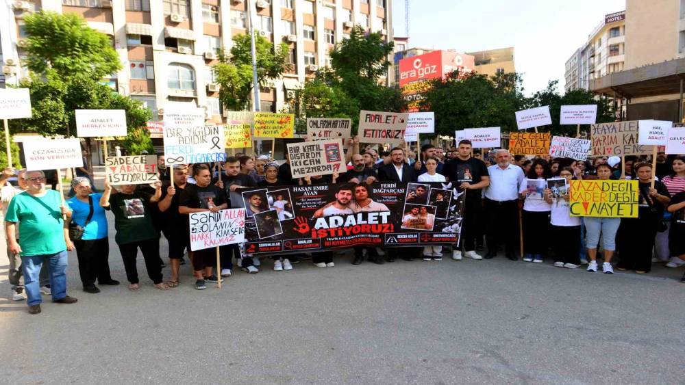 Adana&rsquo;da 2 gencin &ouml;l&uuml;m&uuml;ne neden olan s&uuml;r&uuml;c&uuml;n&uuml;n tahliyesi protesto edildi
