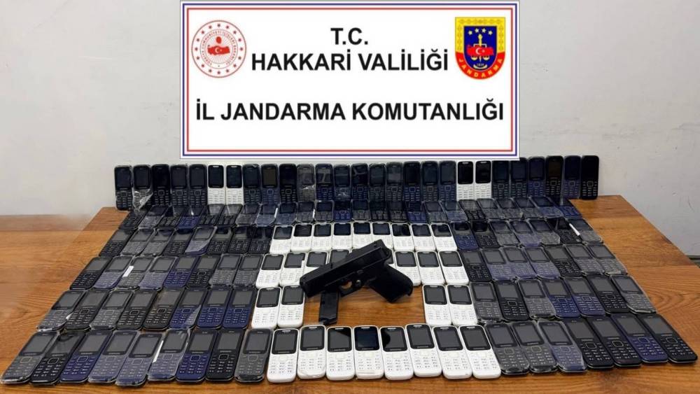 Hakkari&rsquo;de 142 ka&ccedil;ak cep telefonu ele ge&ccedil;irildi
