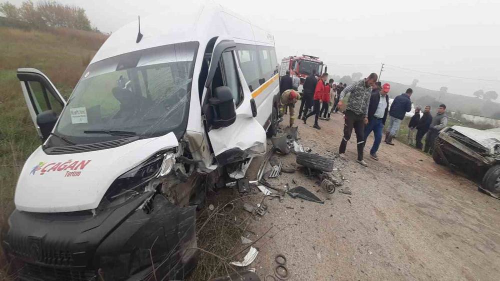 Susurluk&rsquo;ta iş&ccedil;i servisi ile otomobil kafa kafaya &ccedil;arpıştı: 10 yaralı
