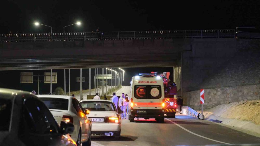 K&ouml;pr&uuml;ye &ccedil;ıkarak intihara kalkışan genci jandarma kurtardı
