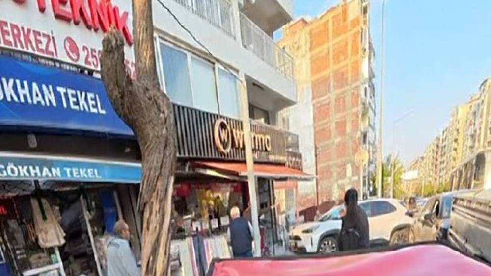 Kontrolden &ccedil;ıkan otomobil &ccedil;arşıyı birbirine kattı
